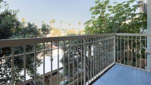 Balkoni atau teres di Lux 2 Bedroom in MDR-Venice with GYM & HotTub