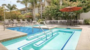 Kolam renang di atau dekat dengan Lux 2 Bedroom in MDR-Venice with GYM & HotTub