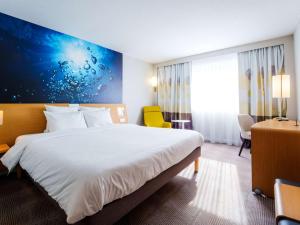 Postel nebo postele na pokoji v ubytování Novotel Saint Avold