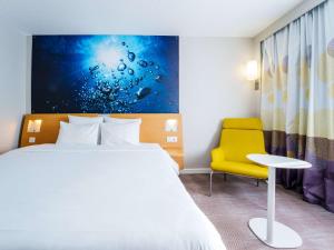 Postel nebo postele na pokoji v ubytování Novotel Saint Avold
