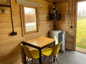 Cucina o angolo cottura di Woodland Cabin Camping de Regenboog