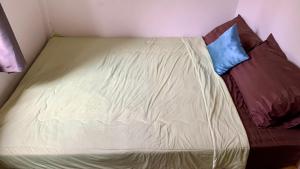 ein Bett mit zwei Kissen darauf in einem Zimmer in der Unterkunft Pakham hostel in Pai + 1 Foto
