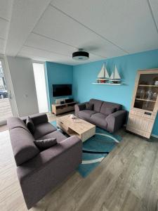 a living room with two couches and a coffee table at Luxe vakantiehuis aan het water, Lemmer in Lemmer