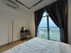 een slaapkamer met een bed en een groot raam bij Bay Suite at Kota Kinabalu - 8Avenue in Kota Kinabalu +32 foto's