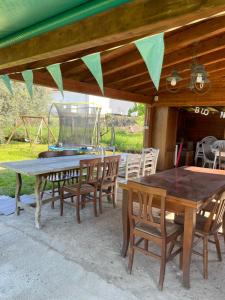 una mesa y sillas bajo toldo en un patio en La Perla Marina, en Marina di Massa