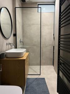 une salle de bain avec un lavabo et une douche en verre dans l'établissement Zero Point Nafpaktos, à Naupacte 20 autres photos