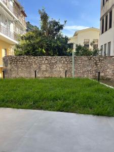 un mur de pierre devant un champ herbeux dans l'établissement Zero Point Nafpaktos, à Naupacte