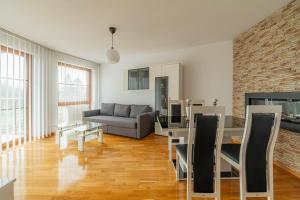 a living room with a couch and a table at Horyzont Apartamenty- Apartament Nadmorski, blisko PKP i centrum in Kołobrzeg