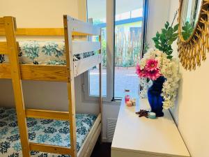 Una habitación con una mesa con un jarrón de flores. en Villa Pinocchia, en Bibione