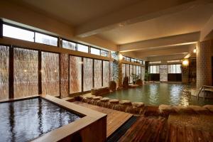 霧島市にあるMyoken Onsen Nemu - Vacation STAY 20867vの家の中の大きな屋内プール