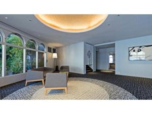 霧島市にあるMyoken Onsen Nemu - Vacation STAY 20867vの椅子2脚、テーブル、窓が備わる客室です。