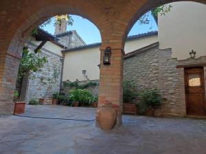 un bâtiment en briques avec une bouche d'incendie dans une cour dans l'établissement Le Due Querce, à Vicolo Rancolfo