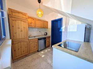 Kuchyň nebo kuchyňský kout v ubytování Spacious Apt with Panoramic Sea View + 19 fotografií