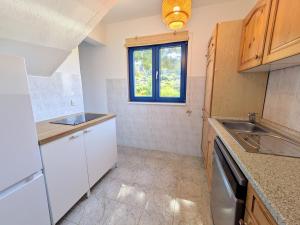 O bucătărie sau chicinetă la Spacious Apt with Panoramic Sea View