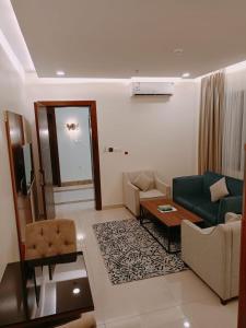 リヤドにあるسمت ان النرجس للشقق المخدومة - Samt Inn Al Narjis Serviced Apartmentsのソファとテーブルのあるリビングルーム