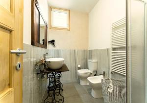 un bagno con due wc, un lavandino e uno specchio di Residence La Corte - Bilocale 3 a Novara Altre 4 foto