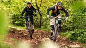 two people riding bikes on a dirt trail at Safir przy samym WYCIĄGU in Karpacz