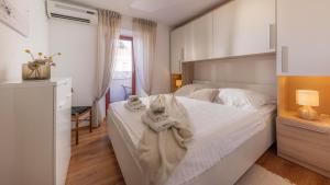 Postel nebo postele na pokoji v ubytování Apartment Mirjana NEW