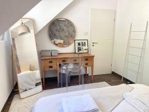 Postel nebo postele na pokoji v ubytování Boho Chic Penthouse