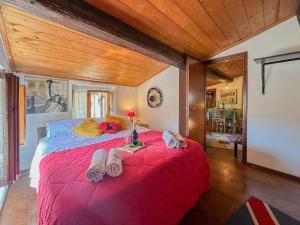 ヴェローナにあるIl Vicoletto Verona - Destiny Home 5の赤い毛布が掛けられた大きなベッドのある寝室