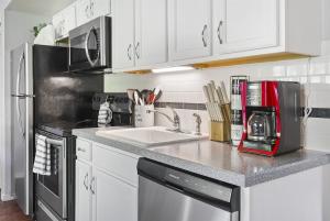 Una cocina con gabinetes blancos, un fregadero y una estufa. en Fall Creek 58-8, Pet Friendly, Great Location, en Branson 61 fotos más