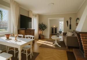 TV a/nebo společenská místnost v ubytování Alfred's Guesthouse