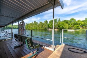 un banco en la cubierta de un barco en Fall Creek 58-8, Pet Friendly, Great Location, en Branson