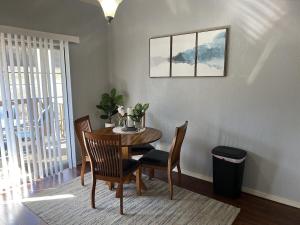 Un comedor con una mesa y sillas en una habitación. en Fall Creek 58-8, Pet Friendly, Great Location, en Branson