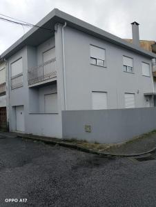 Un bâtiment blanc avec beaucoup de fenêtres dans l'établissement Villa Dona Rosa - Viana do Castelo, à Viana do Castelo