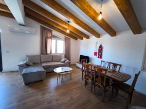 Zona d'estar a Albanian Traditions Legacy