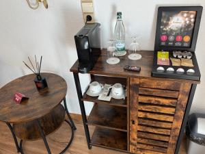 Příslušenství pro přípravu čaje a kávy v ubytování Hotel Restaurant Adler Stube