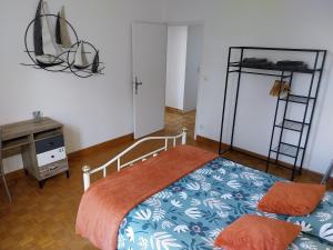 Postel nebo postele na pokoji v ubytování Maison chaleureuse avec terrasse et vue baie