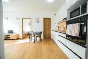 Kuchyň nebo kuchyňský kout v ubytování apartmány MAJKA