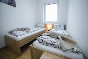 Postel nebo postele na pokoji v ubytování apartmány MAJKA