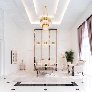 uma sala de estar com um sofá e um lustre em Sea View 2 Bed Room Rare Beauty em Praia de Jomtien