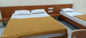 Postel nebo postele na pokoji v ubytování Hotel Tulsi + 1 fotografie