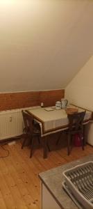 a room with a table and chairs in a room at Apartment Altmühle in Altlengbach +1 photo
