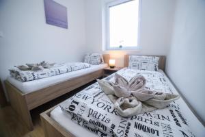 Postel nebo postele na pokoji v ubytování apartmány MAJKA