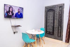 TV a/nebo společenská místnost v ubytování KGL Shortlet Apartment