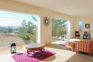 Χώρος καθιστικού στο Guadalupe Valley Artsy House