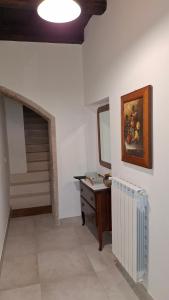 a room with a sink and a mirror and a desk at B&B Sotto il Figliolo in Petina