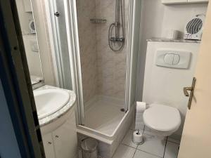 ein Badezimmer mit Dusche, Toilette und Waschbecken in der Unterkunft HOLIDAYLAND VILLA 217 T2 6 couchages NARBONNE PLAGE in Narbonne-Plage + 12 Fotos
