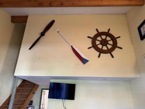 eine Wand mit einer Uhr und einem Lenkrad in der Unterkunft HOLIDAYLAND VILLA 217 T2 6 couchages NARBONNE PLAGE in Narbonne-Plage