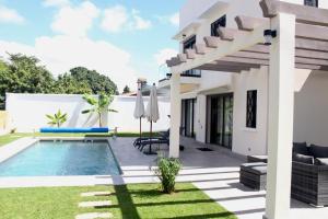 a villa with a swimming pool and a house at Villa Azalée Androhibe in Antananarivo
