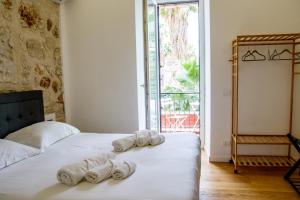 Un dormitorio con una cama con toallas. en Valverde Home, en Palermo