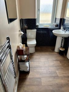 ein Badezimmer mit Toilette und Waschbecken in der Unterkunft Fife Arms Guest House in Keith