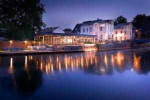 Výhled na řeku, která protéká v blízkosti hotelu