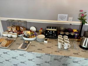 Eine Theke mit einem Haufen Essen drauf. in der Unterkunft Fife Arms Guest House in Keith + 7 Fotos