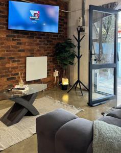 Et tv og/eller underholdning på The Nook at Maboneng -24hr security, WiFi, cozy home + 44 billeder