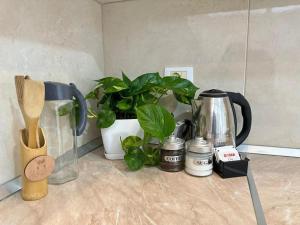 Kemudahan buat kopi dan teh di TreA Accomodations- Vola